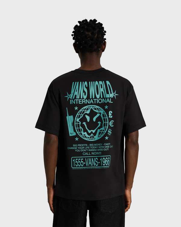 De Vans World Intl SS Tee Black is een zwart T-shirt met een comfortabele regular fit en een opvallende Vans World International-print op de borst. Gemaakt van zacht katoen voor optimaal draagcomfort, geschikt voor dagelijks gebruik en eenvoudig te combineren met iedere casual outfit. Verkrijgbaar bij Burned Sports in Den Bosch, dé winkel voor sneakers, streetwear en basketbal.