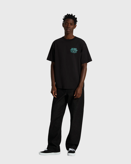 De Vans World Intl SS Tee Black is een zwart T-shirt met een comfortabele regular fit en een opvallende Vans World International-print op de borst. Gemaakt van zacht katoen voor optimaal draagcomfort, geschikt voor dagelijks gebruik en eenvoudig te combineren met iedere casual outfit. Verkrijgbaar bij Burned Sports in Den Bosch, dé winkel voor sneakers, streetwear en basketbal.