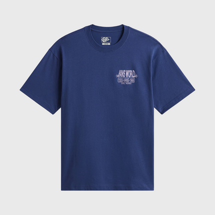Vans World Intl SS Tee Navy met een comfortabele regular fit. Dit donkerblauwe T-shirt is gemaakt van zacht katoen en heeft een klein Vans-logo op de borst en een opvallende World International graphic op de rug. Ideaal voor een casual streetwear-look. Verkrijgbaar bij Burned Sports Den Bosch.