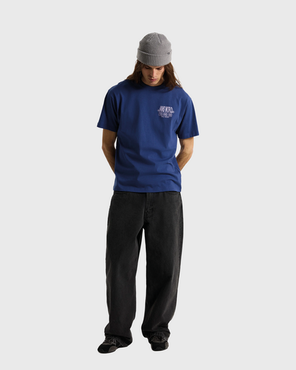 Vans World Intl SS Tee Navy met een comfortabele regular fit. Dit donkerblauwe T-shirt is gemaakt van zacht katoen en heeft een klein Vans-logo op de borst en een opvallende World International graphic op de rug. Ideaal voor een casual streetwear-look. Verkrijgbaar bij Burned Sports Den Bosch.