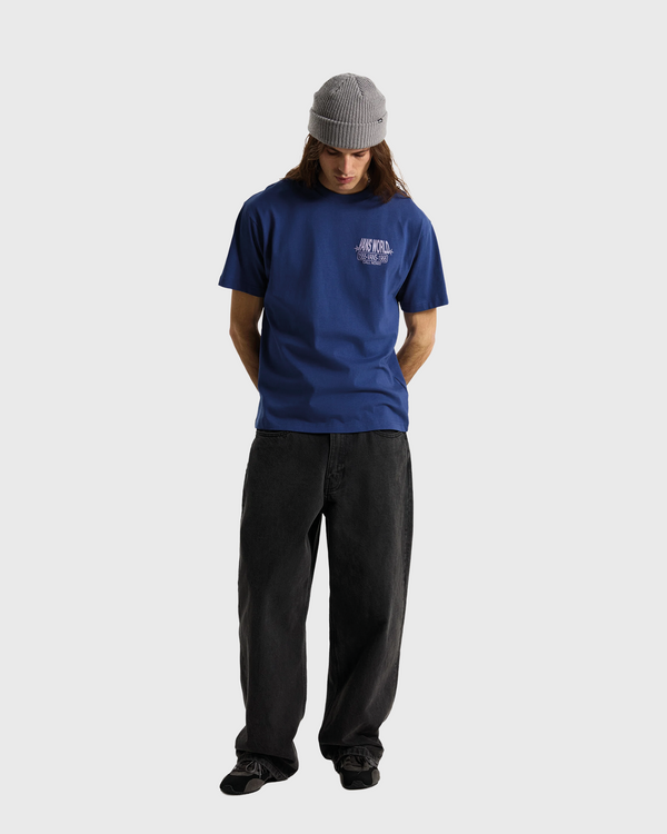 Vans World Intl SS Tee Navy met een comfortabele regular fit. Dit donkerblauwe T-shirt is gemaakt van zacht katoen en heeft een klein Vans-logo op de borst en een opvallende World International graphic op de rug. Ideaal voor een casual streetwear-look. Verkrijgbaar bij Burned Sports Den Bosch.