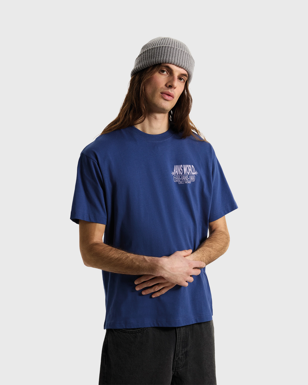 Vans World Intl SS Tee Navy met een comfortabele regular fit. Dit donkerblauwe T-shirt is gemaakt van zacht katoen en heeft een klein Vans-logo op de borst en een opvallende World International graphic op de rug. Ideaal voor een casual streetwear-look. Verkrijgbaar bij Burned Sports Den Bosch.