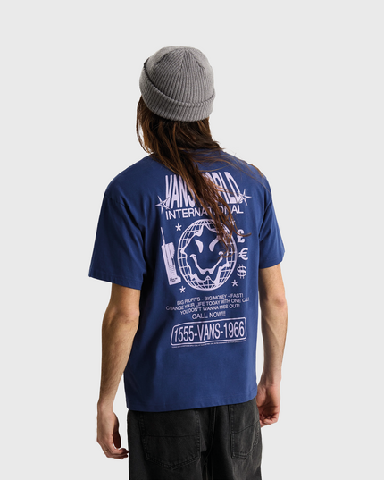 Vans World Intl SS Tee Navy met een comfortabele regular fit. Dit donkerblauwe T-shirt is gemaakt van zacht katoen en heeft een klein Vans-logo op de borst en een opvallende World International graphic op de rug. Ideaal voor een casual streetwear-look. Verkrijgbaar bij Burned Sports Den Bosch.