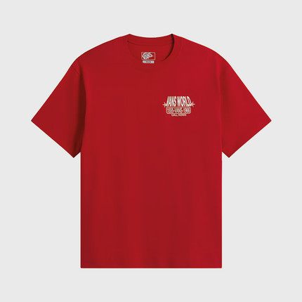 Vans World Intl SS Tee Racing Red verkrijgbaar bij Burned Sports Den Bosch. Rood T-shirt met ronde hals en korte mouwen, voorzien van een klein Vans World International-logo op de linkerborst en een grote grafische World International-print op de rug. Gemaakt van zacht katoen met een comfortabele regular fit, geschikt voor dagelijks gebruik en een casual streetwear-look.