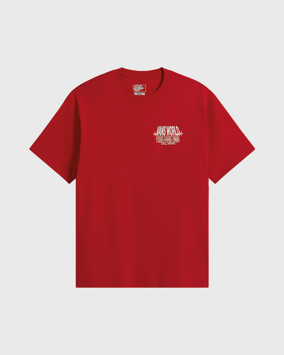 Vans World Intl SS Tee Racing Red verkrijgbaar bij Burned Sports Den Bosch. Rood T-shirt met ronde hals en korte mouwen, voorzien van een klein Vans World International-logo op de linkerborst en een grote grafische World International-print op de rug. Gemaakt van zacht katoen met een comfortabele regular fit, geschikt voor dagelijks gebruik en een casual streetwear-look.