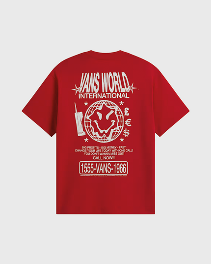 Vans World Intl SS Tee Racing Red verkrijgbaar bij Burned Sports Den Bosch. Rood T-shirt met ronde hals en korte mouwen, voorzien van een klein Vans World International-logo op de linkerborst en een grote grafische World International-print op de rug. Gemaakt van zacht katoen met een comfortabele regular fit, geschikt voor dagelijks gebruik en een casual streetwear-look.