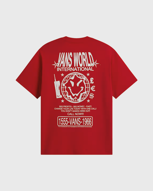 Vans World Intl SS Tee Racing Red verkrijgbaar bij Burned Sports Den Bosch. Rood T-shirt met ronde hals en korte mouwen, voorzien van een klein Vans World International-logo op de linkerborst en een grote grafische World International-print op de rug. Gemaakt van zacht katoen met een comfortabele regular fit, geschikt voor dagelijks gebruik en een casual streetwear-look.