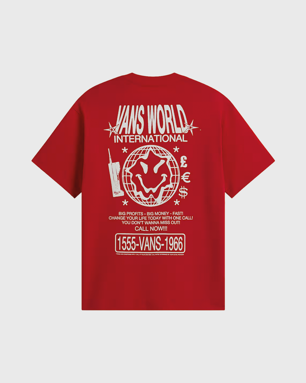 Vans World Intl SS Tee Racing Red verkrijgbaar bij Burned Sports Den Bosch. Rood T-shirt met ronde hals en korte mouwen, voorzien van een klein Vans World International-logo op de linkerborst en een grote grafische World International-print op de rug. Gemaakt van zacht katoen met een comfortabele regular fit, geschikt voor dagelijks gebruik en een casual streetwear-look.