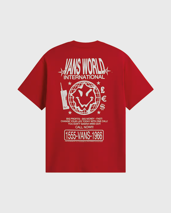 Vans World Intl SS Tee Racing Red verkrijgbaar bij Burned Sports Den Bosch. Rood T-shirt met ronde hals en korte mouwen, voorzien van een klein Vans World International-logo op de linkerborst en een grote grafische World International-print op de rug. Gemaakt van zacht katoen met een comfortabele regular fit, geschikt voor dagelijks gebruik en een casual streetwear-look.