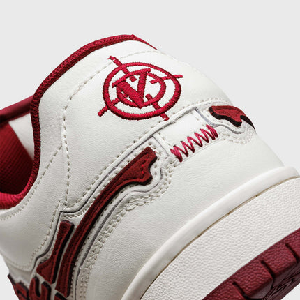 Vicinity Akimbo Low Crimson Red Close Up Achterkant