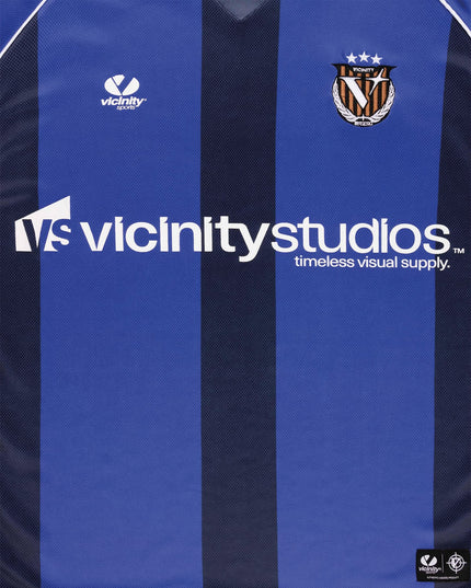 Vicinity Derby Jersey T-shirt Blauw close up logo vicinity met patchwork 