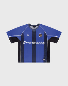 Vicinity Derby Jersey T-shirt Blauw vooraanzicht logo vicinity met patchwork blauw gestreept