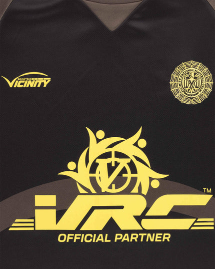 Vicinity Eagle Jersey T-shirt Bruin detail zoom in op gele opdruk jersey rest bruin en zwart