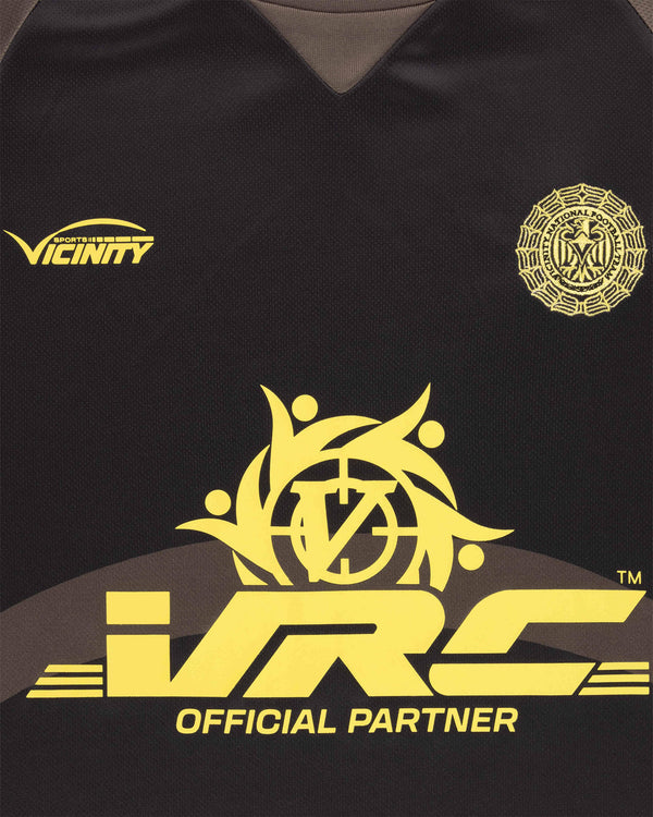 Vicinity Eagle Jersey T-shirt Bruin detail zoom in op gele opdruk jersey rest bruin en zwart
