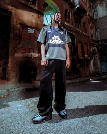 Vicinity Eagle Jersey T-shirt Bruin model lifestyle foto in verlaten gebied  met jersey aan outfit