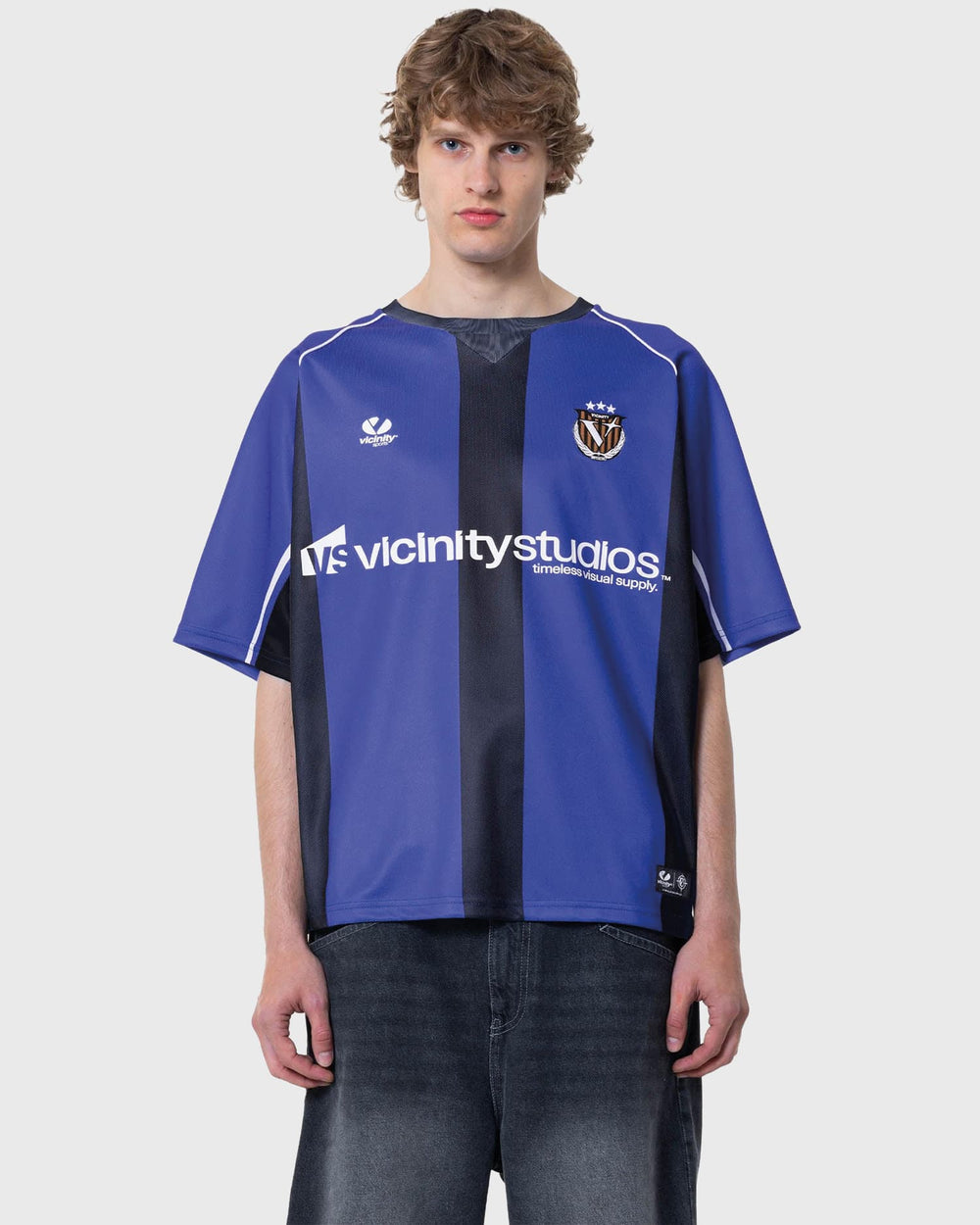 Vicinity Derby Jersey T-shirt Blauw vooraanzicht logo vicinity met patchwork blauw gestreept