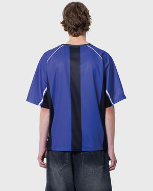 Vicinity Derby Jersey T-shirt Blauw achterkant rug met model streetwear outfit