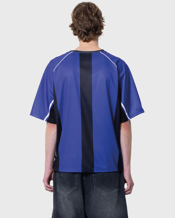 Vicinity Derby Jersey T-shirt Blauw achterkant rug met model streetwear outfit