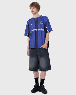 Vicinity Derby Jersey T-shirt Blauw met model gehele outfit streetwear vooraanzicht