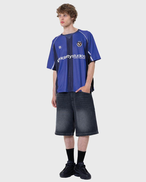 Vicinity Derby Jersey T-shirt Blauw met model gehele outfit streetwear vooraanzicht