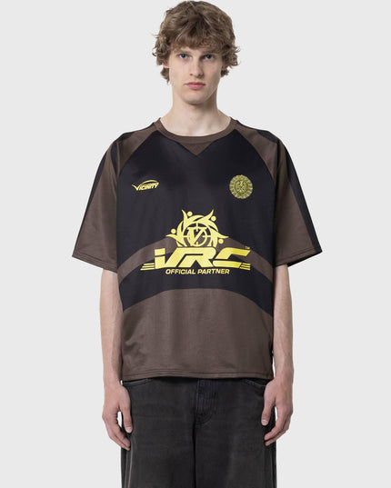 Vicinity Eagle Jersey T-shirt Bruin met model voorkant gele tekst rest bruin zwart