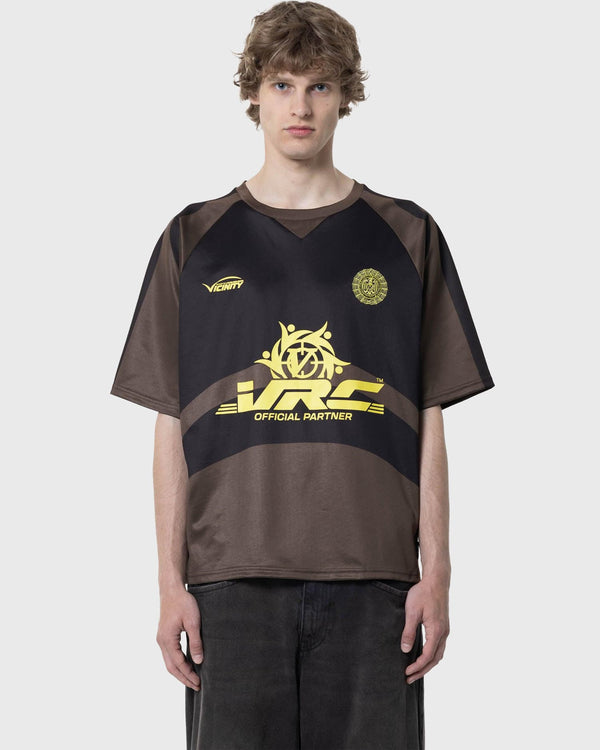 Vicinity Eagle Jersey T-shirt Bruin met model voorkant gele tekst rest bruin zwart