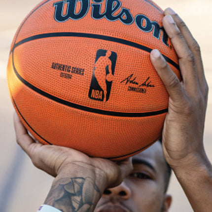 Wilson NBA Authentic Outdoor Rubber Basketbal Maat 5,6,7 in hands of basketball player