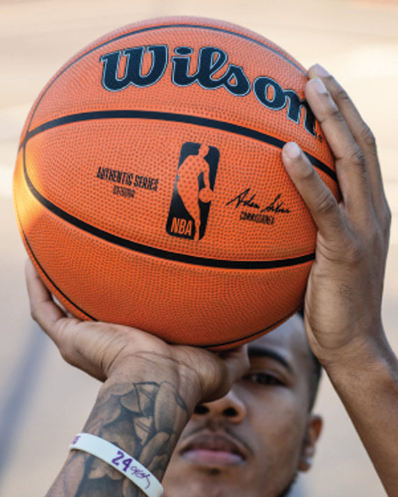 Wilson NBA Authentic Outdoor Rubber Basketbal Maat 5,6,7 in hands of basketball player