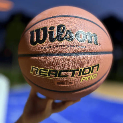 Wilson Reaction Pro Basketbal Indoor _ Outdoor Maat 5,6 & 7 by Burned Sports met Blauw basketbalveld
