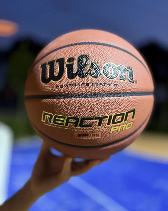 Wilson Reaction Pro Basketbal Indoor _ Outdoor Maat 5,6 & 7 by Burned Sports met Blauw basketbalveld
