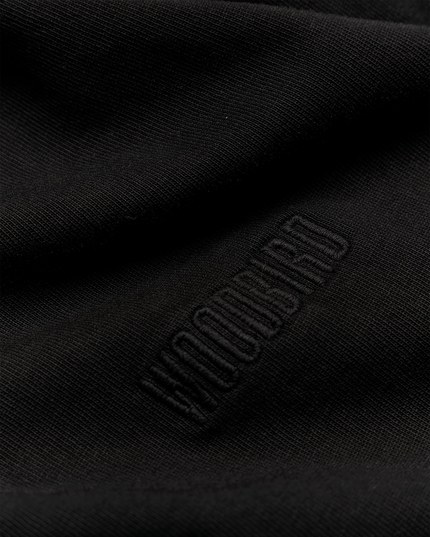 De Woodbird Baine Warp Acid Tee in zwart is een trendy T-shirt met een opvallende acid wash afwerking en een stoere streetwear uitstraling. Het comfortabele model en de unieke gewassen look maken dit shirt perfect voor een casual outfit met karakter. Verkrijgbaar bij Burned Sports in Den Bosch.