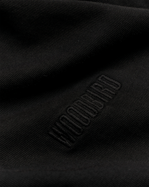 De Woodbird Baine Warp Acid Tee in zwart is een trendy T-shirt met een opvallende acid wash afwerking en een stoere streetwear uitstraling. Het comfortabele model en de unieke gewassen look maken dit shirt perfect voor een casual outfit met karakter. Verkrijgbaar bij Burned Sports in Den Bosch.