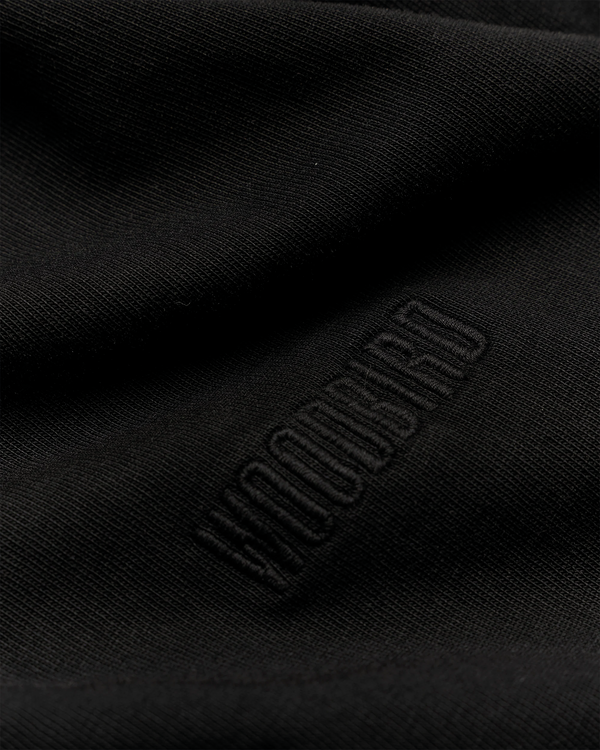 De Woodbird Baine Warp Acid Tee in zwart is een trendy T-shirt met een opvallende acid wash afwerking en een stoere streetwear uitstraling. Het comfortabele model en de unieke gewassen look maken dit shirt perfect voor een casual outfit met karakter. Verkrijgbaar bij Burned Sports in Den Bosch.