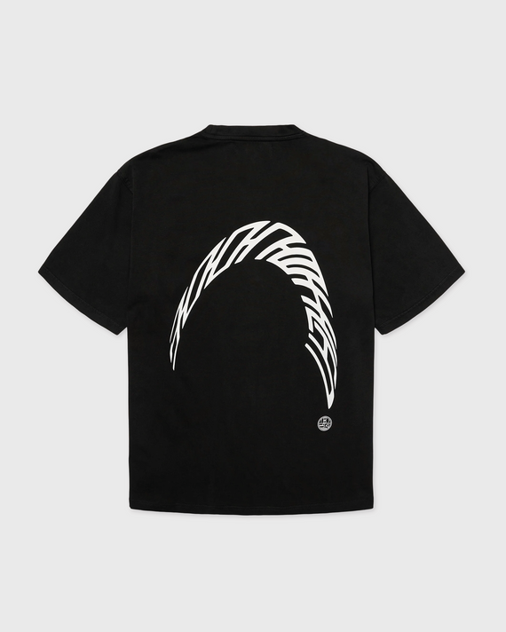 De Woodbird Baine Warp Acid Tee in zwart is een trendy T-shirt met een opvallende acid wash afwerking en een stoere streetwear uitstraling. Het comfortabele model en de unieke gewassen look maken dit shirt perfect voor een casual outfit met karakter. Verkrijgbaar bij Burned Sports in Den Bosch.