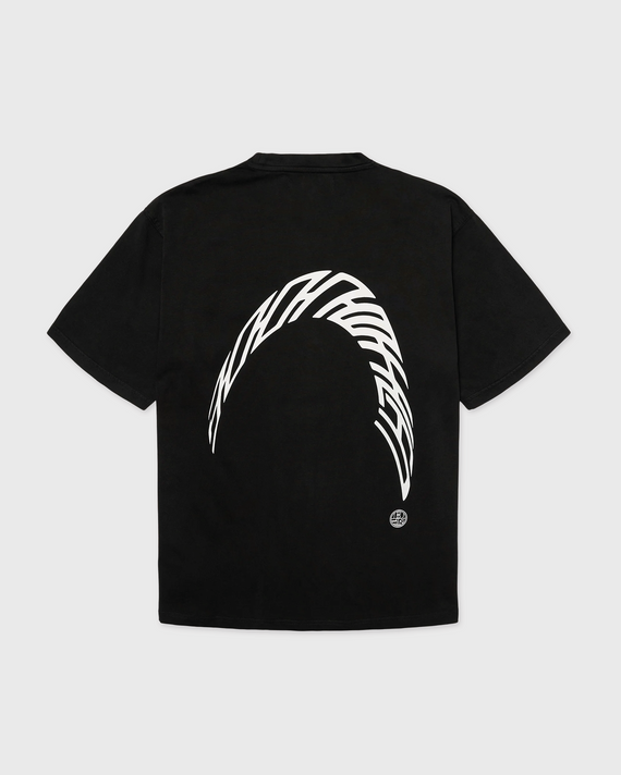 De Woodbird Baine Warp Acid Tee in zwart is een trendy T-shirt met een opvallende acid wash afwerking en een stoere streetwear uitstraling. Het comfortabele model en de unieke gewassen look maken dit shirt perfect voor een casual outfit met karakter. Verkrijgbaar bij Burned Sports in Den Bosch.