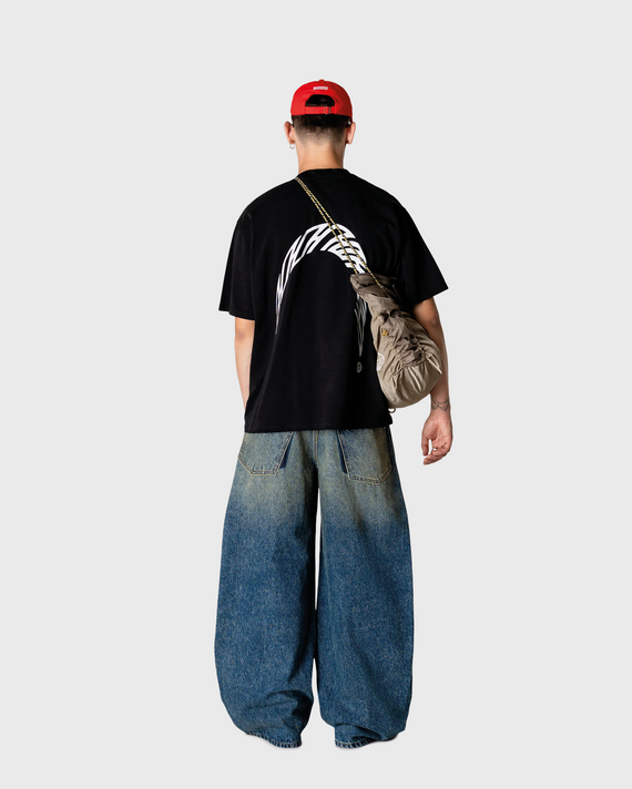 De Woodbird Baine Warp Acid Tee in zwart is een trendy T-shirt met een opvallende acid wash afwerking en een stoere streetwear uitstraling. Het comfortabele model en de unieke gewassen look maken dit shirt perfect voor een casual outfit met karakter. Verkrijgbaar bij Burned Sports in Den Bosch.