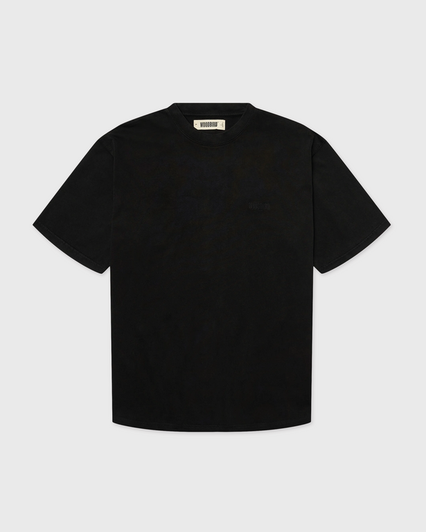 De Woodbird Baine Warp Acid Tee in zwart is een trendy T-shirt met een opvallende acid wash afwerking en een stoere streetwear uitstraling. Het comfortabele model en de unieke gewassen look maken dit shirt perfect voor een casual outfit met karakter. Verkrijgbaar bij Burned Sports in Den Bosch.