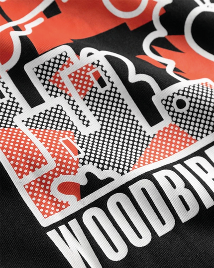 De Woodbird Baine Zilla Tee in zwart is een stijlvol T-shirt met een comfortabele pasvorm en een moderne streetwear uitstraling. Het minimalistische design zorgt ervoor dat dit shirt makkelijk te combineren is met verschillende outfits, van casual tot urban. Verkrijgbaar bij Burned Sports in Den Bosch.