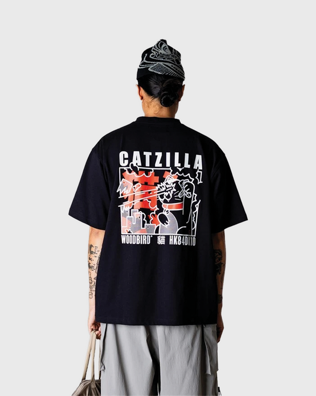 De Woodbird Baine Zilla Tee in zwart is een stijlvol T-shirt met een comfortabele pasvorm en een moderne streetwear uitstraling. Het minimalistische design zorgt ervoor dat dit shirt makkelijk te combineren is met verschillende outfits, van casual tot urban. Verkrijgbaar bij Burned Sports in Den Bosch.