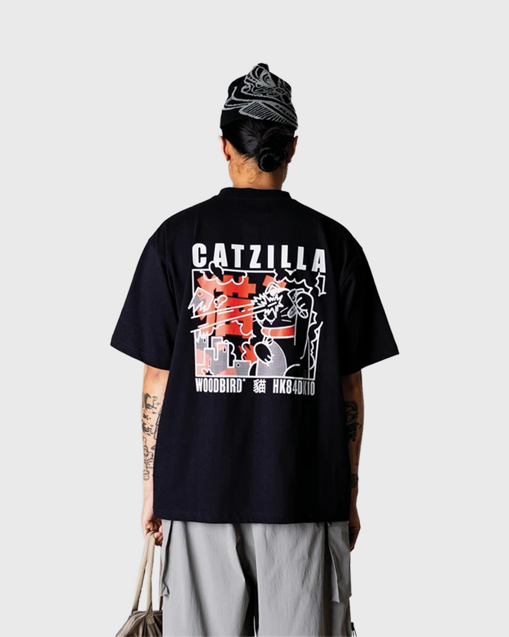 De Woodbird Baine Zilla Tee in zwart is een stijlvol T-shirt met een comfortabele pasvorm en een moderne streetwear uitstraling. Het minimalistische design zorgt ervoor dat dit shirt makkelijk te combineren is met verschillende outfits, van casual tot urban. Verkrijgbaar bij Burned Sports in Den Bosch.