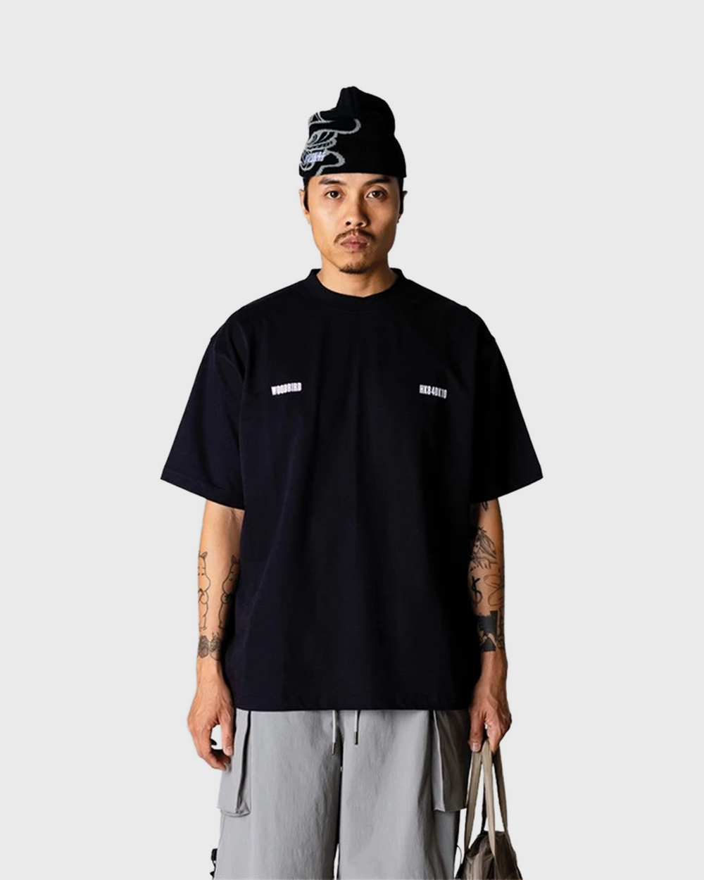 De Woodbird Baine Zilla Tee in zwart is een stijlvol T-shirt met een comfortabele pasvorm en een moderne streetwear uitstraling. Het minimalistische design zorgt ervoor dat dit shirt makkelijk te combineren is met verschillende outfits, van casual tot urban. Verkrijgbaar bij Burned Sports in Den Bosch.