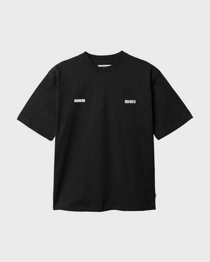 De Woodbird Baine Zilla Tee in zwart is een stijlvol T-shirt met een comfortabele pasvorm en een moderne streetwear uitstraling. Het minimalistische design zorgt ervoor dat dit shirt makkelijk te combineren is met verschillende outfits, van casual tot urban. Verkrijgbaar bij Burned Sports in Den Bosch.