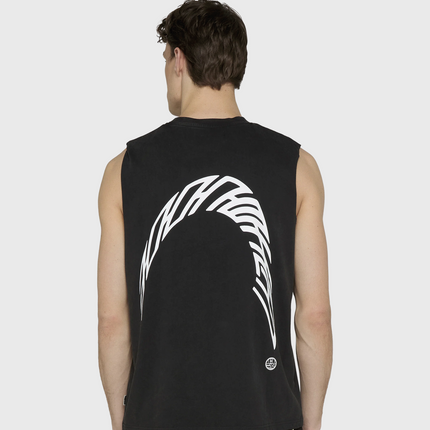 De Woodbird Bode Warp Acid Muscle Tee in zwart is een stoer mouwloos T-shirt met een acid wash-afwerking voor een vintage uitstraling. De comfortabele pasvorm en het minimalistische design maken deze muscle tee ideaal voor een casual of streetwear look. Verkrijgbaar bij Burned Sports in Den Bosch.