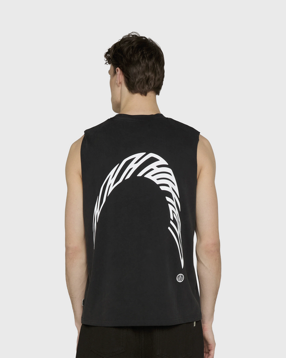 De Woodbird Bode Warp Acid Muscle Tee in zwart is een stoer mouwloos T-shirt met een acid wash-afwerking voor een vintage uitstraling. De comfortabele pasvorm en het minimalistische design maken deze muscle tee ideaal voor een casual of streetwear look. Verkrijgbaar bij Burned Sports in Den Bosch.