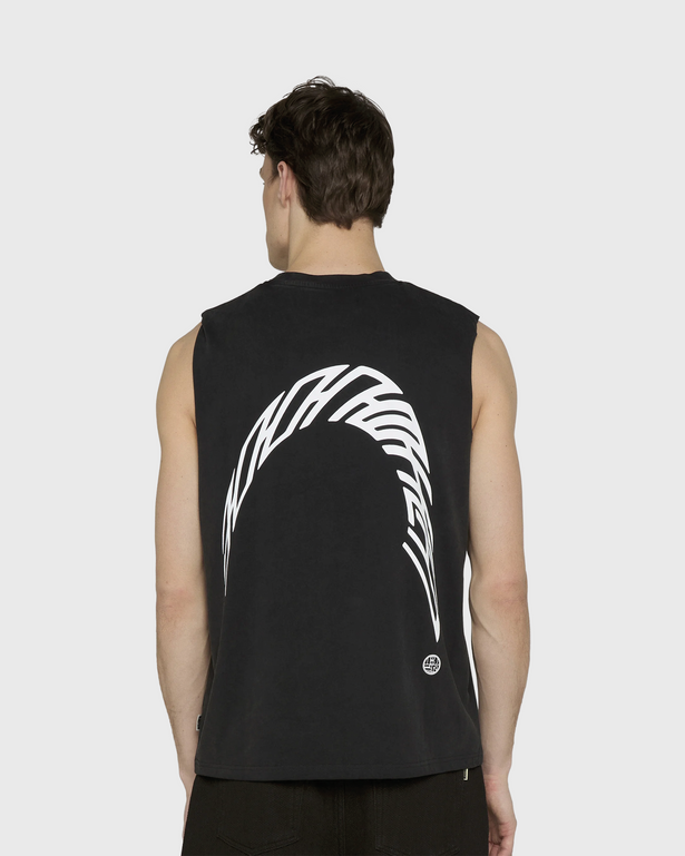 De Woodbird Bode Warp Acid Muscle Tee in zwart is een stoer mouwloos T-shirt met een acid wash-afwerking voor een vintage uitstraling. De comfortabele pasvorm en het minimalistische design maken deze muscle tee ideaal voor een casual of streetwear look. Verkrijgbaar bij Burned Sports in Den Bosch.