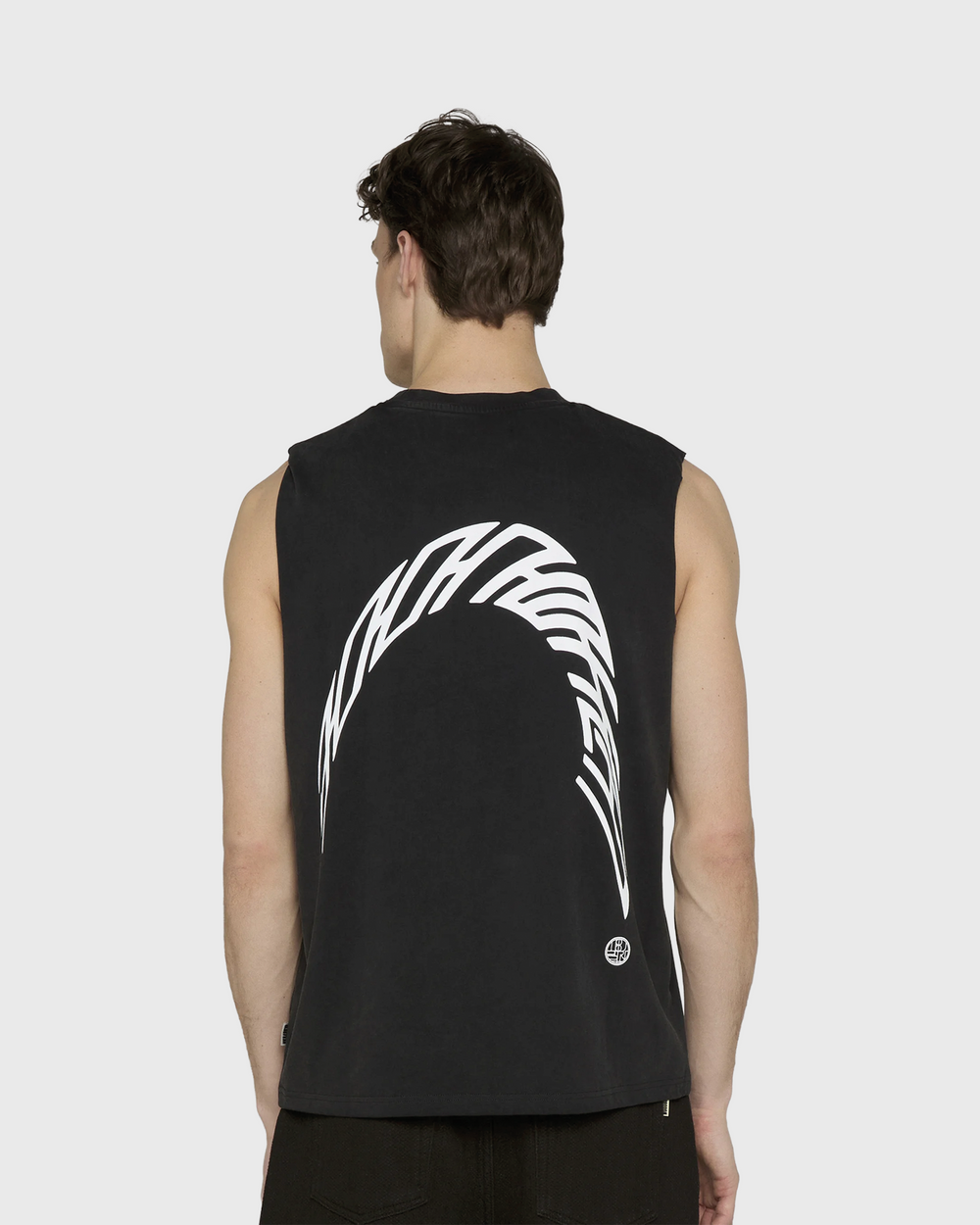 De Woodbird Bode Warp Acid Muscle Tee in zwart is een stoer mouwloos T-shirt met een acid wash-afwerking voor een vintage uitstraling. De comfortabele pasvorm en het minimalistische design maken deze muscle tee ideaal voor een casual of streetwear look. Verkrijgbaar bij Burned Sports in Den Bosch.