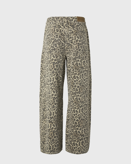 De Woodbird Ghat Twisted Leo Jeans heeft een moderne loose fit met een opvallende twisted pasvorm en een stoere denim uitstraling. Dankzij het eigentijdse ontwerp is deze jeans eenvoudig te combineren met zowel casual als streetwear outfits. Verkrijgbaar bij Burned Sports in Den Bosch, waar je de nieuwste collecties en persoonlijk stijladvies vindt.