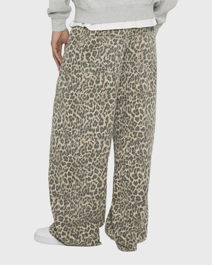 De Woodbird Ghat Twisted Leo Jeans heeft een moderne loose fit met een opvallende twisted pasvorm en een stoere denim uitstraling. Dankzij het eigentijdse ontwerp is deze jeans eenvoudig te combineren met zowel casual als streetwear outfits. Verkrijgbaar bij Burned Sports in Den Bosch, waar je de nieuwste collecties en persoonlijk stijladvies vindt.
