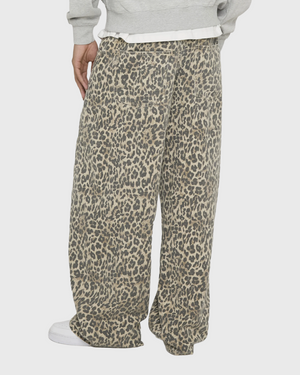 Woodbird Ghat Twisted Leo Jeans met luipaardprint, gedragen zijaanzicht