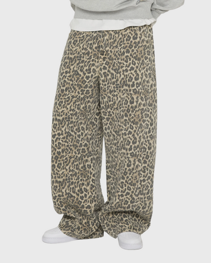 De Woodbird Ghat Twisted Leo Jeans heeft een moderne loose fit met een opvallende twisted pasvorm en een stoere denim uitstraling. Dankzij het eigentijdse ontwerp is deze jeans eenvoudig te combineren met zowel casual als streetwear outfits. Verkrijgbaar bij Burned Sports in Den Bosch, waar je de nieuwste collecties en persoonlijk stijladvies vindt.
